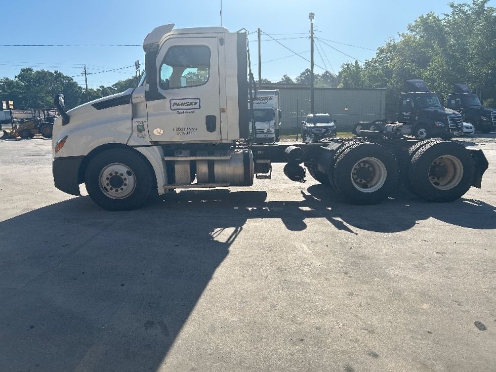 Day Cab Tractor-Heavy Duty Tractors-Freightliner-2020-T12664ST-Macon-GA-454,179\n\t\tmiles-$ 43,500 - Image 4