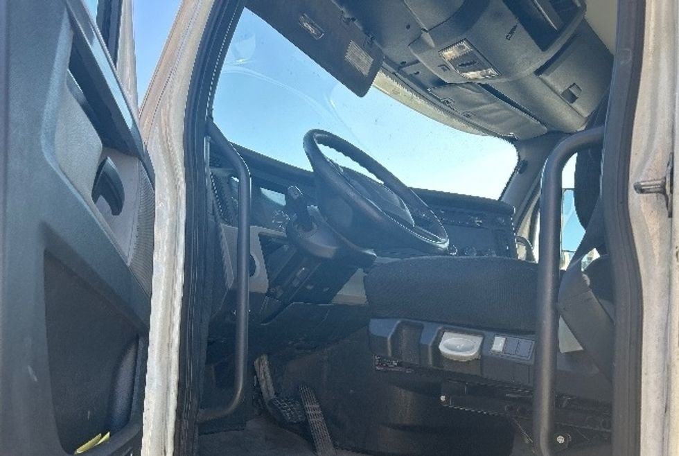 Day Cab Tractor-Heavy Duty Tractors-Freightliner-2020-T12664ST-Macon-GA-454,179\n\t\tmiles-$ 43,500 - Image 9