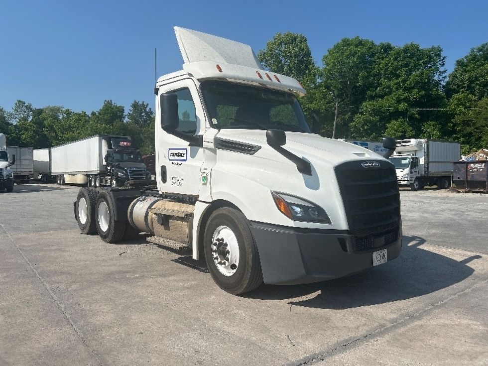 Day Cab Tractor-Heavy Duty Tractors-Freightliner-2020-T12664ST-Macon-GA-565,796\n\t\tmiles-$ 38,000 - Image 1