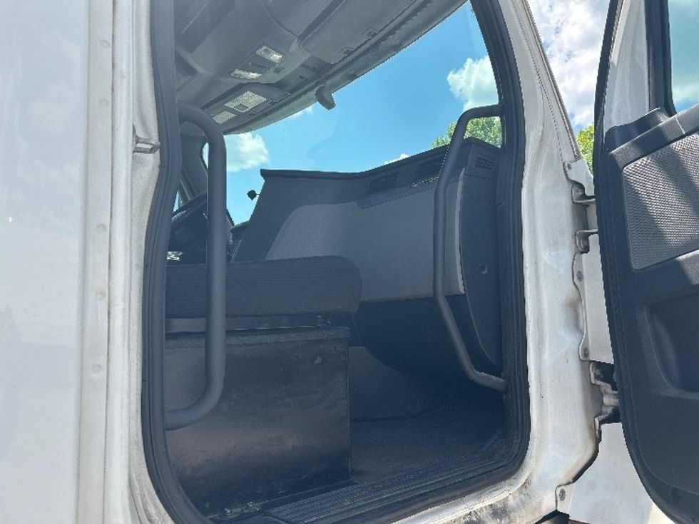 Day Cab Tractor-Heavy Duty Tractors-Freightliner-2020-T12664ST-Macon-GA-565,796\n\t\tmiles-$ 38,000 - Image 11