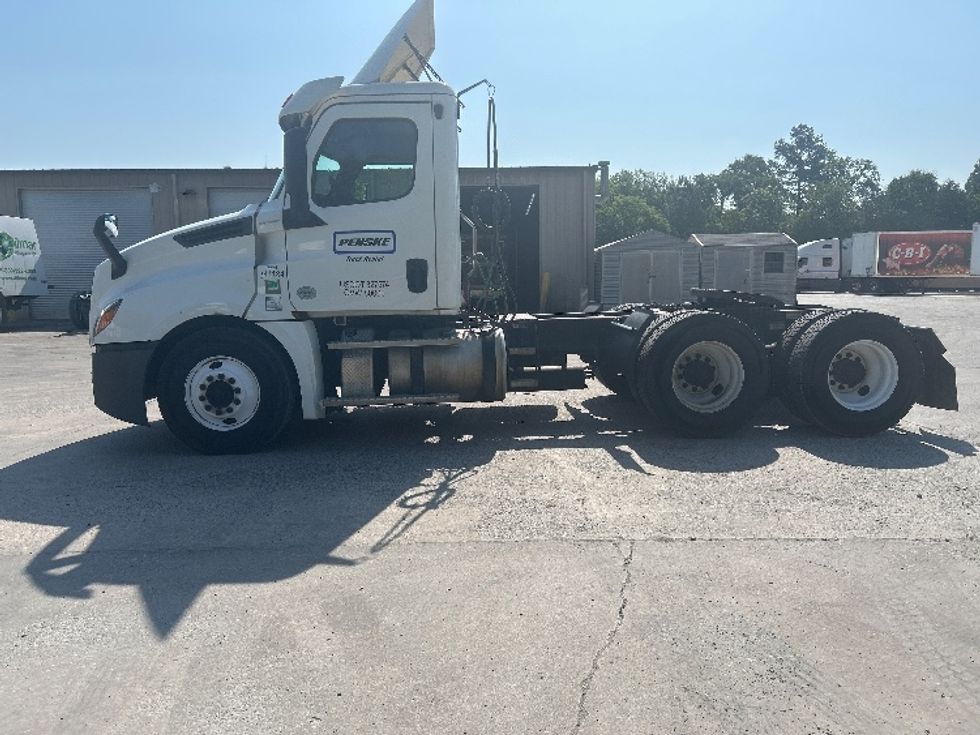 Day Cab Tractor-Heavy Duty Tractors-Freightliner-2020-T12664ST-Macon-GA-565,796\n\t\tmiles-$ 38,000 - Image 4