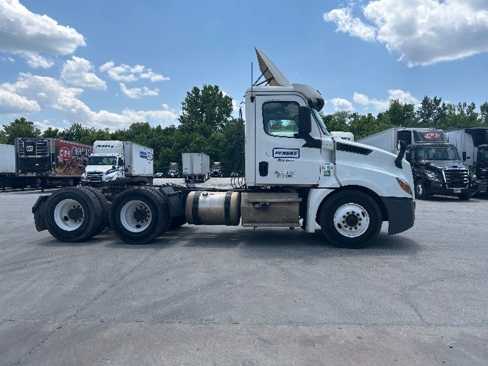 Day Cab Tractor-Heavy Duty Tractors-Freightliner-2020-T12664ST-Macon-GA-565,796\n\t\tmiles-$ 38,000 - Image 8