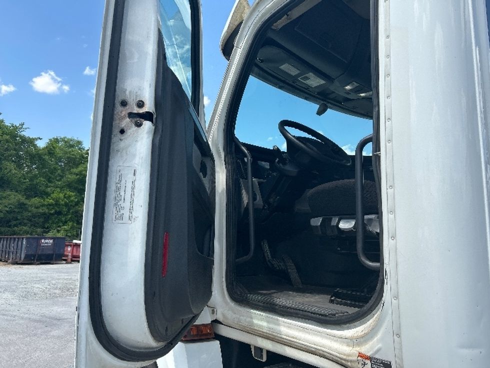 Day Cab Tractor-Heavy Duty Tractors-Freightliner-2020-T12664ST-Macon-GA-565,796\n\t\tmiles-$ 38,000 - Image 9