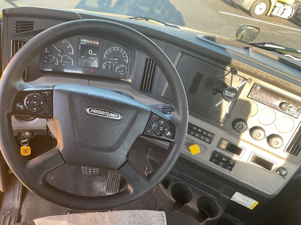 Day Cab Tractor-Heavy Duty Tractors-Freightliner-2020-T12664ST-Madison-AL-211,089\n\t\tmiles-$ 61,750 - Image 11