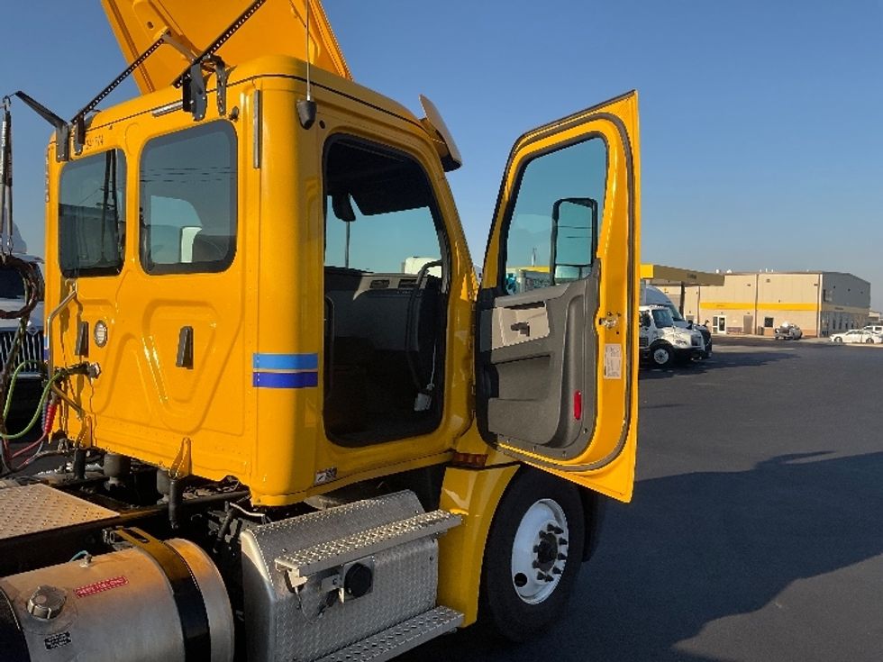 Day Cab Tractor-Heavy Duty Tractors-Freightliner-2020-T12664ST-Madison-AL-211,089\n\t\tmiles-$ 61,750 - Image 12
