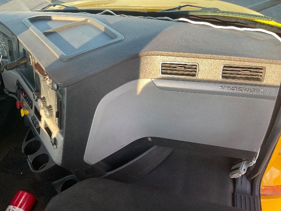 Day Cab Tractor-Heavy Duty Tractors-Freightliner-2020-T12664ST-Madison-AL-211,089\n\t\tmiles-$ 61,750 - Image 13