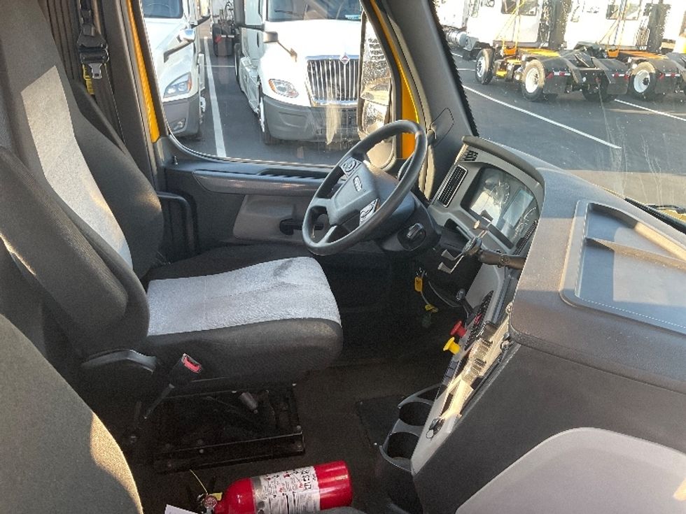 Day Cab Tractor-Heavy Duty Tractors-Freightliner-2020-T12664ST-Madison-AL-211,089\n\t\tmiles-$ 61,750 - Image 14