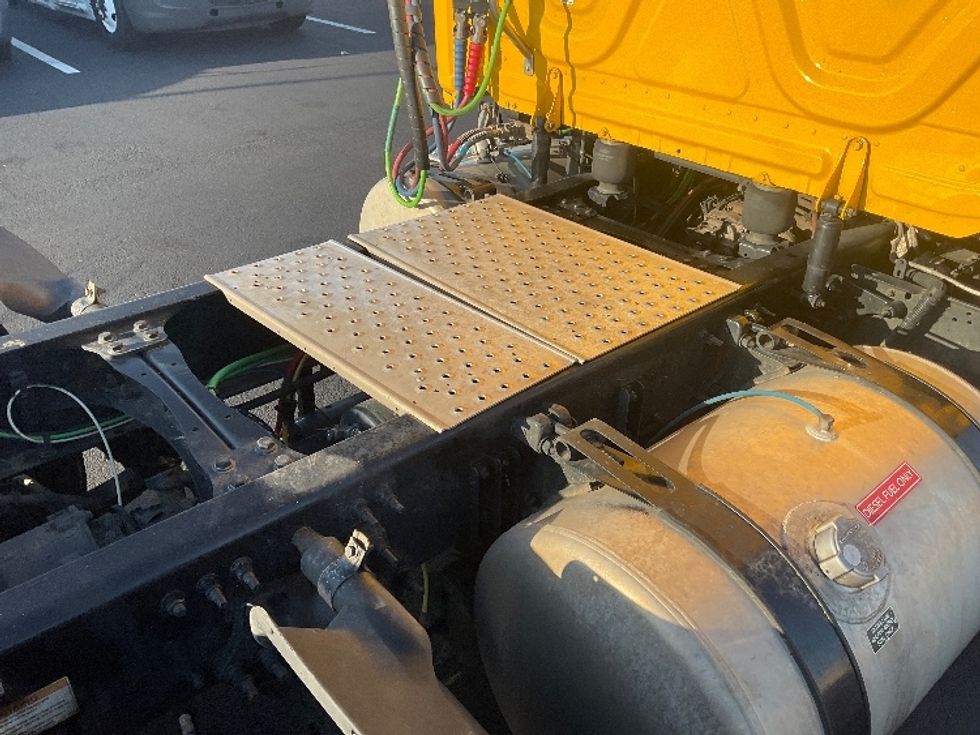 Day Cab Tractor-Heavy Duty Tractors-Freightliner-2020-T12664ST-Madison-AL-211,089\n\t\tmiles-$ 61,750 - Image 17