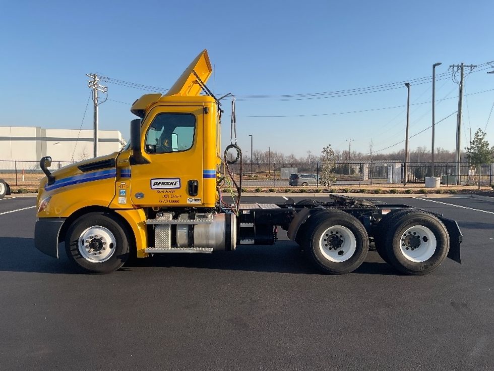 Day Cab Tractor-Heavy Duty Tractors-Freightliner-2020-T12664ST-Madison-AL-211,089\n\t\tmiles-$ 61,750 - Image 4