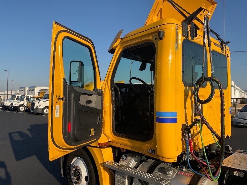 Day Cab Tractor-Heavy Duty Tractors-Freightliner-2020-T12664ST-Madison-AL-211,089\n\t\tmiles-$ 61,750 - Image 9