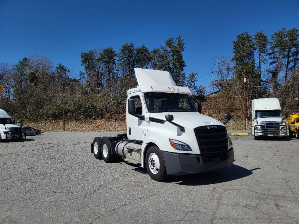 Day Cab Tractor-Heavy Duty Tractors-Freightliner-2020-T12664ST-Martinsville-VA-597,870\n\t\tmiles-$ 38,750 - Image 1