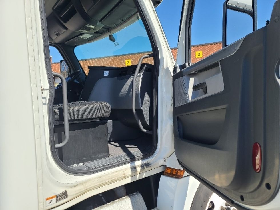 Day Cab Tractor-Heavy Duty Tractors-Freightliner-2020-T12664ST-Martinsville-VA-597,870\n\t\tmiles-$ 38,750 - Image 12