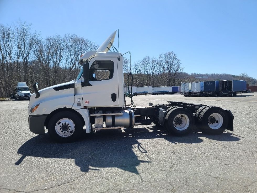 Day Cab Tractor-Heavy Duty Tractors-Freightliner-2020-T12664ST-Martinsville-VA-597,870\n\t\tmiles-$ 38,750 - Image 4