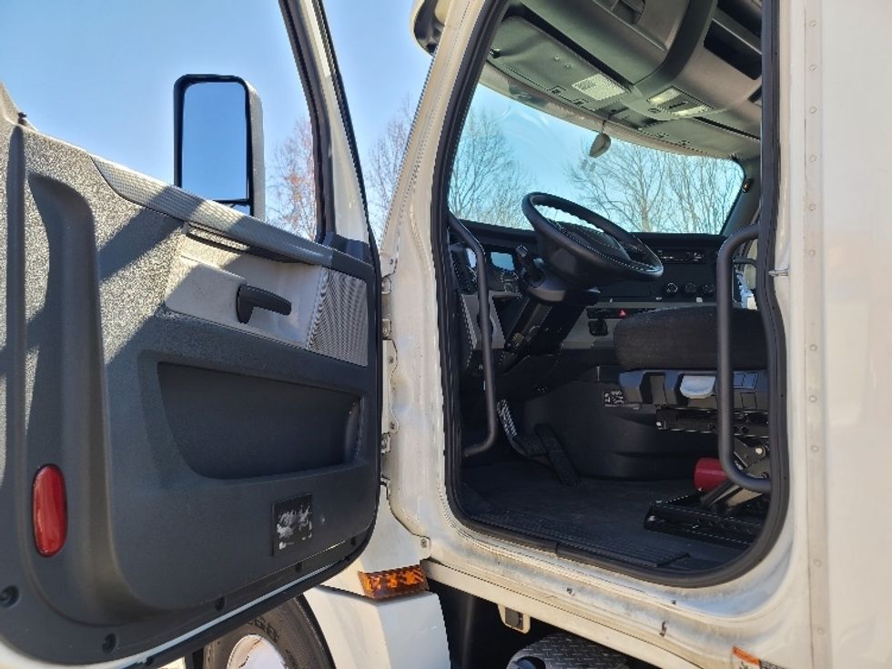 Day Cab Tractor-Heavy Duty Tractors-Freightliner-2020-T12664ST-Martinsville-VA-597,870\n\t\tmiles-$ 38,750 - Image 9