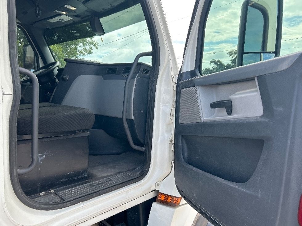 Day Cab Tractor-Heavy Duty Tractors-Freightliner-2020-T12664ST-Mebane-NC-291,632\n\t\tmiles-$ 74,500 - Image 12