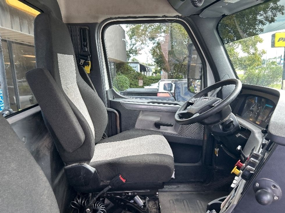 Day Cab Tractor-Heavy Duty Tractors-Freightliner-2020-T12664ST-Mebane-NC-291,632\n\t\tmiles-$ 74,500 - Image 14