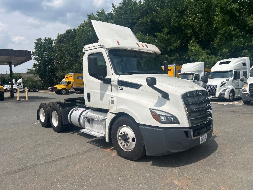 Day Cab Tractor-Heavy Duty Tractors-Freightliner-2020-T12664ST-Mebane-NC-292,556\n\t\tmiles-$ 61,250 - Image 1
