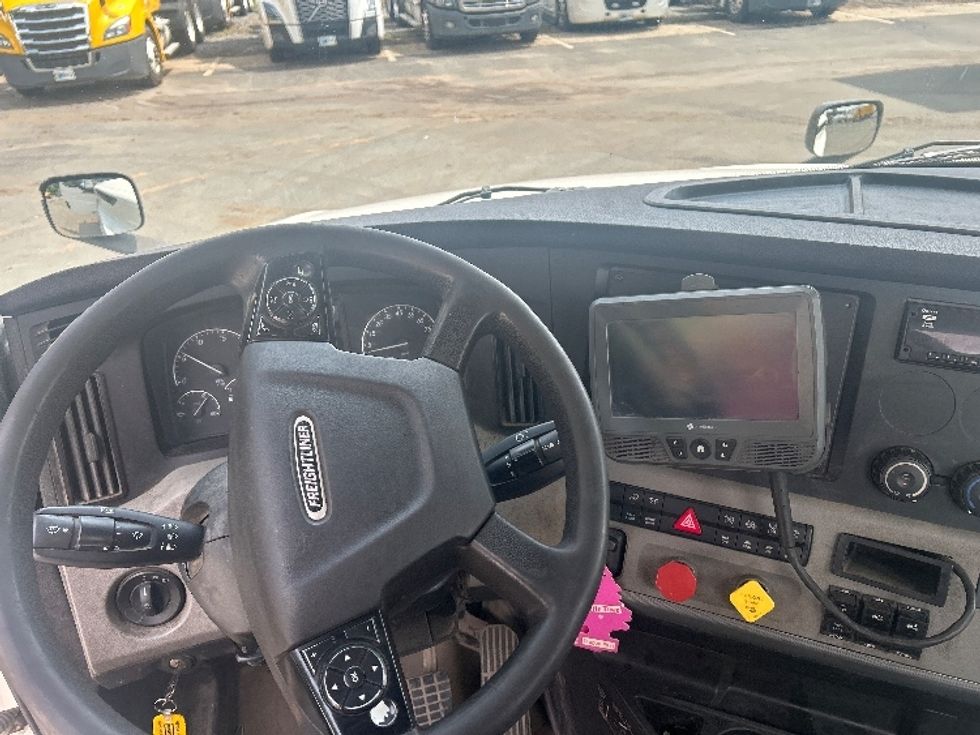 Day Cab Tractor-Heavy Duty Tractors-Freightliner-2020-T12664ST-Mebane-NC-292,556\n\t\tmiles-$ 61,250 - Image 11