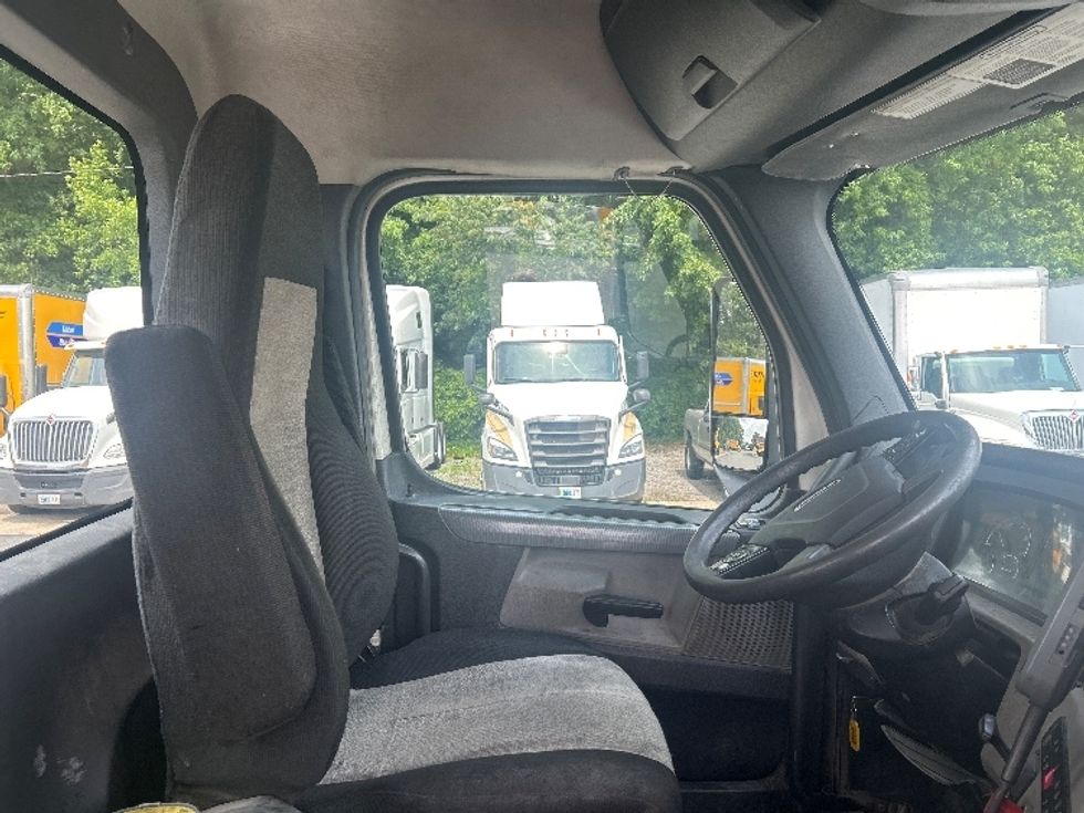 Day Cab Tractor-Heavy Duty Tractors-Freightliner-2020-T12664ST-Mebane-NC-292,556\n\t\tmiles-$ 61,250 - Image 14