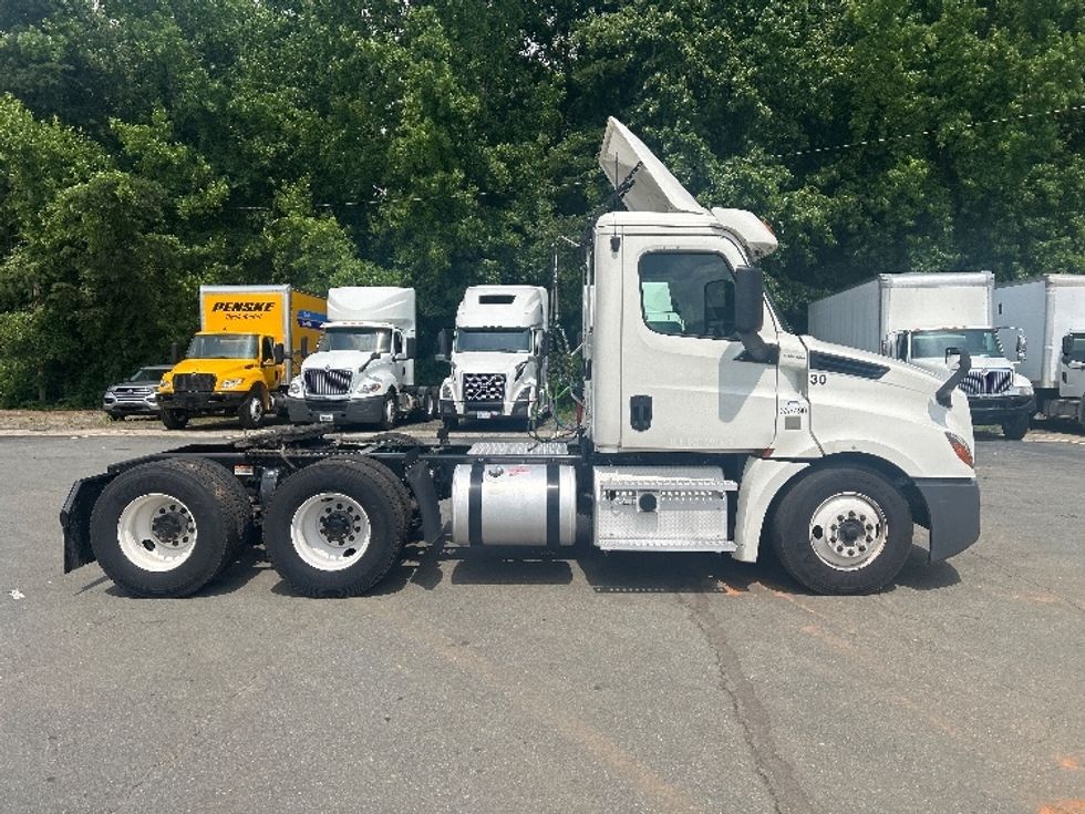 Day Cab Tractor-Heavy Duty Tractors-Freightliner-2020-T12664ST-Mebane-NC-292,556\n\t\tmiles-$ 61,250 - Image 8