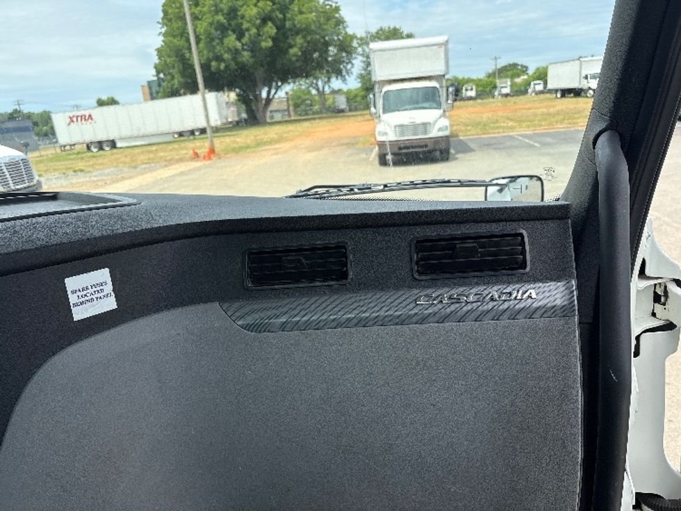Day Cab Tractor-Heavy Duty Tractors-Freightliner-2020-T12664ST-Mebane-NC-357,829\n\t\tmiles-$ 53,750 - Image 13