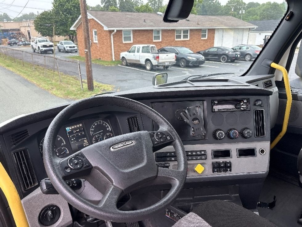 Day Cab Tractor-Heavy Duty Tractors-Freightliner-2020-T12664ST-Mebane-NC-415,264\n\t\tmiles-$ 45,000 - Image 10