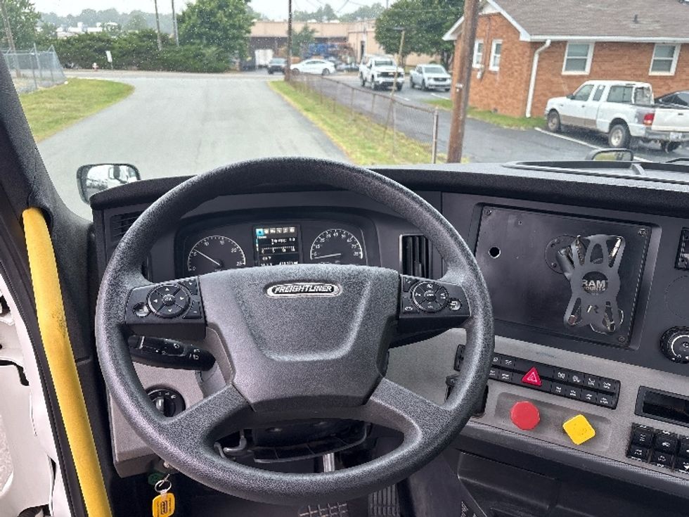 Day Cab Tractor-Heavy Duty Tractors-Freightliner-2020-T12664ST-Mebane-NC-415,264\n\t\tmiles-$ 45,000 - Image 11