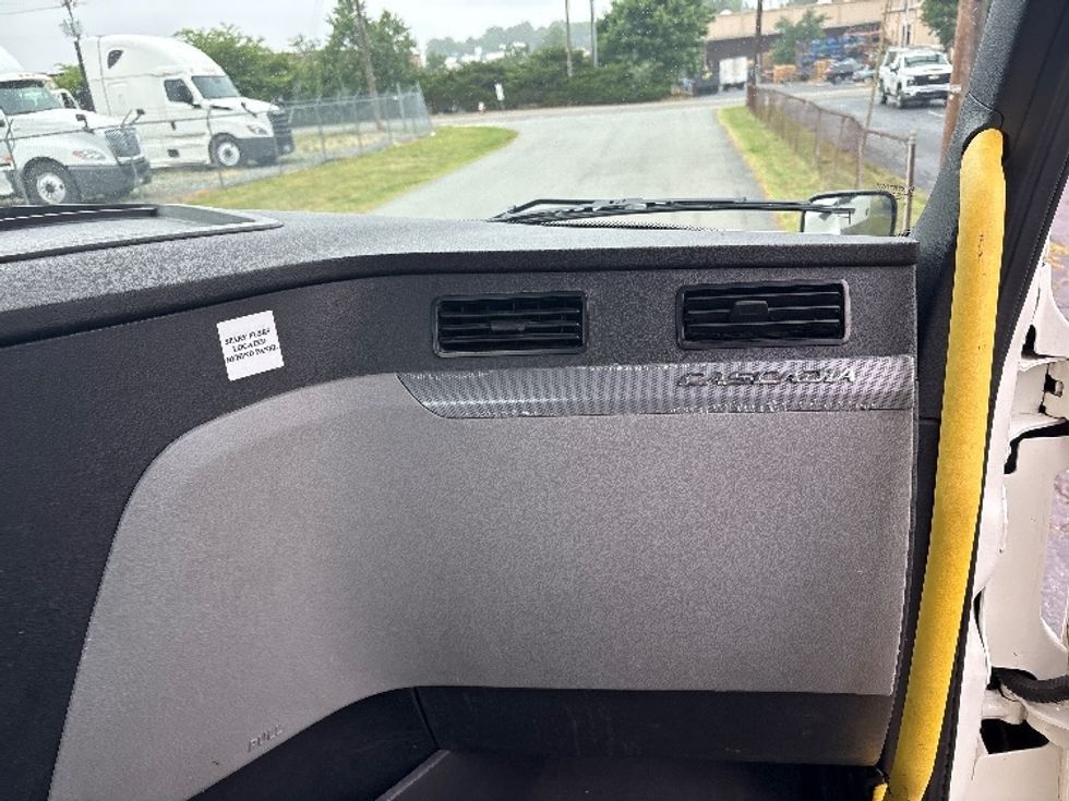 Day Cab Tractor-Heavy Duty Tractors-Freightliner-2020-T12664ST-Mebane-NC-415,264\n\t\tmiles-$ 45,000 - Image 13