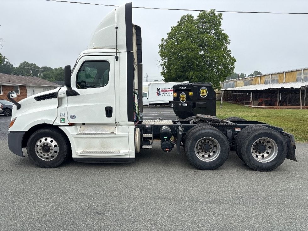 Day Cab Tractor-Heavy Duty Tractors-Freightliner-2020-T12664ST-Mebane-NC-415,264\n\t\tmiles-$ 45,000 - Image 4