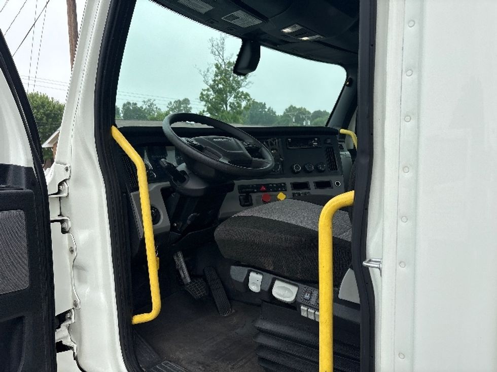 Day Cab Tractor-Heavy Duty Tractors-Freightliner-2020-T12664ST-Mebane-NC-415,264\n\t\tmiles-$ 45,000 - Image 9