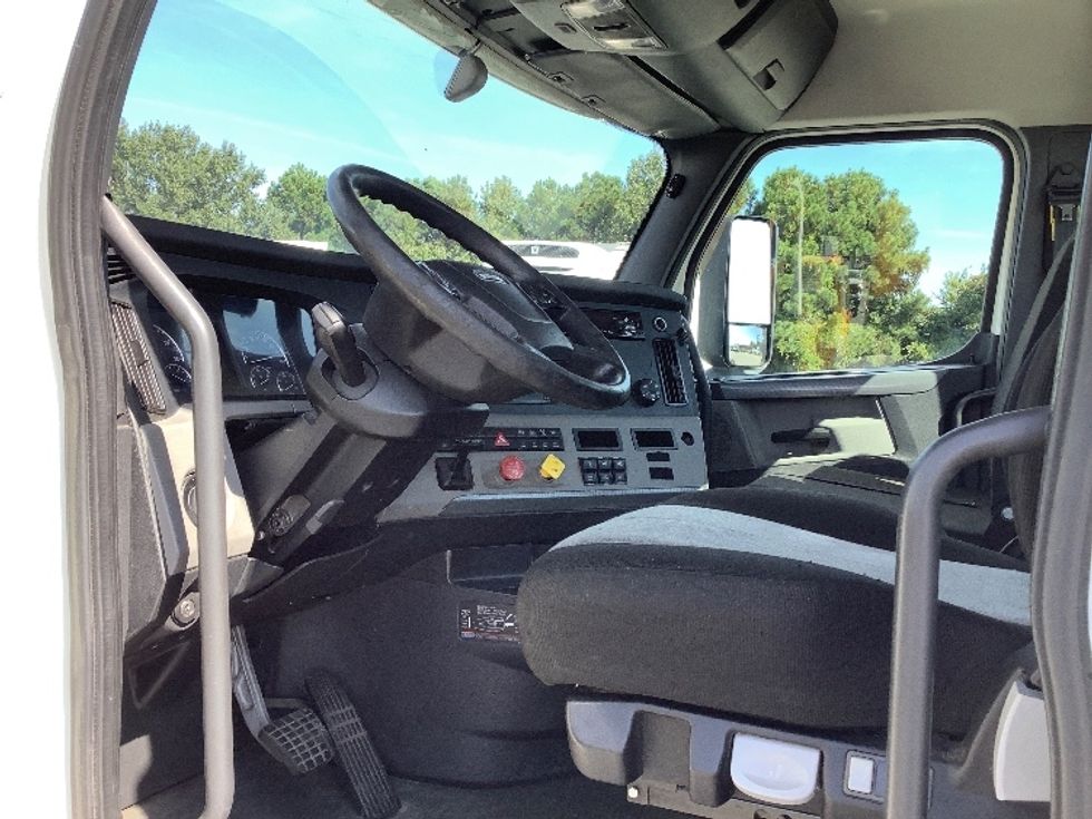 Day Cab Tractor-Heavy Duty Tractors-Freightliner-2020-T12664ST-Mebane-NC-474,275\n\t\tmiles-$ 47,000 - Image 10