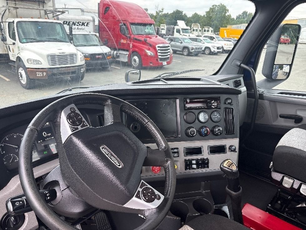 Day Cab Tractor-Heavy Duty Tractors-Freightliner-2020-T12664ST-Mebane-NC-519,117\n\t\tmiles-$ 37,250 - Image 10