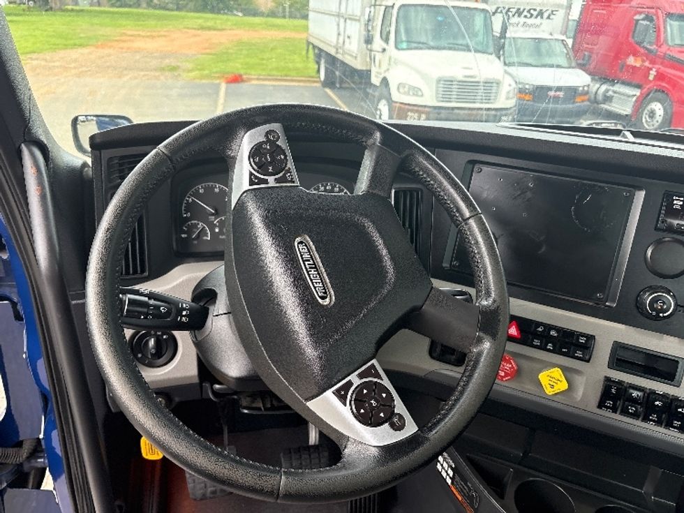 Day Cab Tractor-Heavy Duty Tractors-Freightliner-2020-T12664ST-Mebane-NC-519,117\n\t\tmiles-$ 37,250 - Image 11