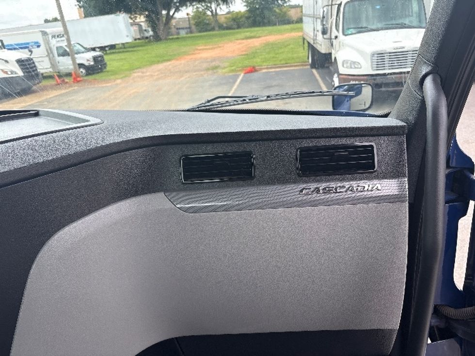 Day Cab Tractor-Heavy Duty Tractors-Freightliner-2020-T12664ST-Mebane-NC-519,117\n\t\tmiles-$ 37,250 - Image 13