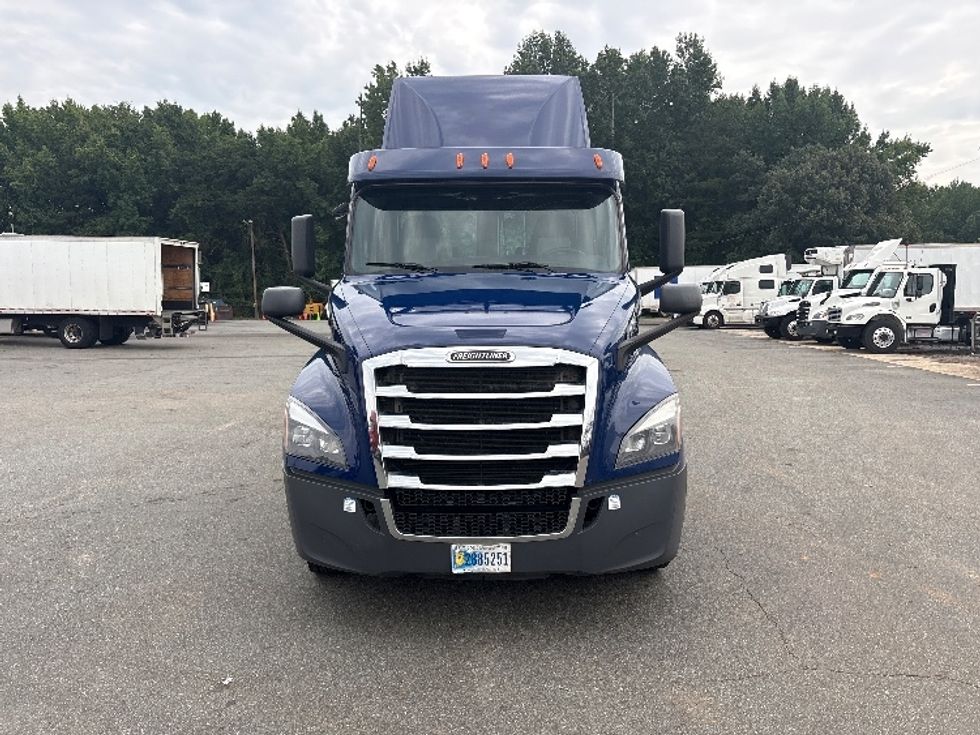 Day Cab Tractor-Heavy Duty Tractors-Freightliner-2020-T12664ST-Mebane-NC-519,117\n\t\tmiles-$ 37,250 - Image 2