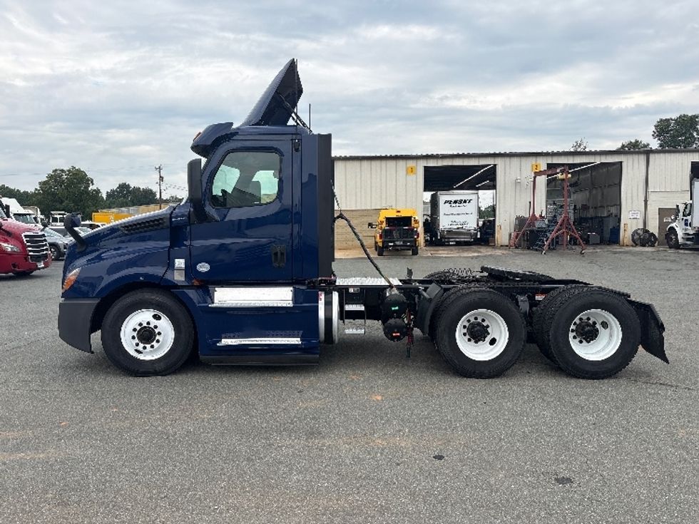 Day Cab Tractor-Heavy Duty Tractors-Freightliner-2020-T12664ST-Mebane-NC-519,117\n\t\tmiles-$ 37,250 - Image 4