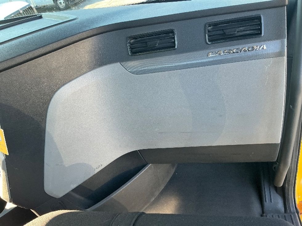 Day Cab Tractor-Heavy Duty Tractors-Freightliner-2020-T12664ST-Mebane-NC-541,566\n\t\tmiles-$ 35,750 - Image 13