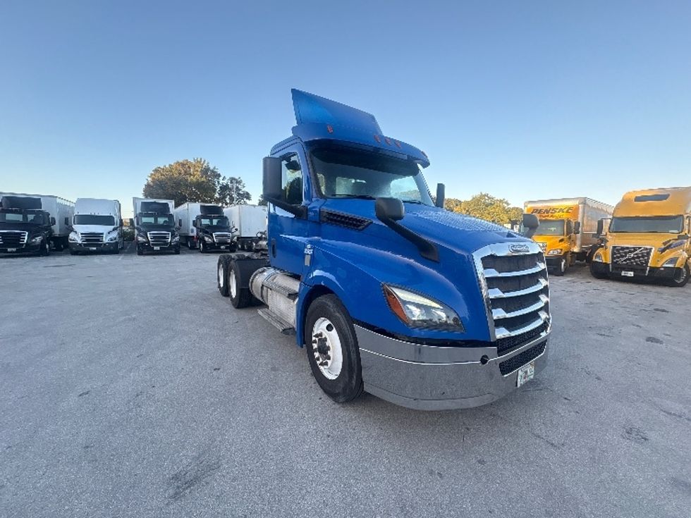 Day Cab Tractor-Heavy Duty Tractors-Freightliner-2020-T12664ST-Medley-FL-165,022\n\t\tmiles-$ 63,750 - Image 1
