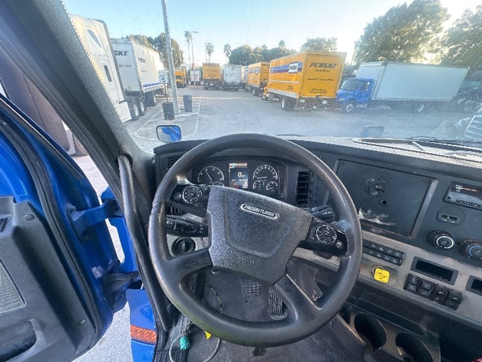 Day Cab Tractor-Heavy Duty Tractors-Freightliner-2020-T12664ST-Medley-FL-165,022\n\t\tmiles-$ 63,750 - Image 11