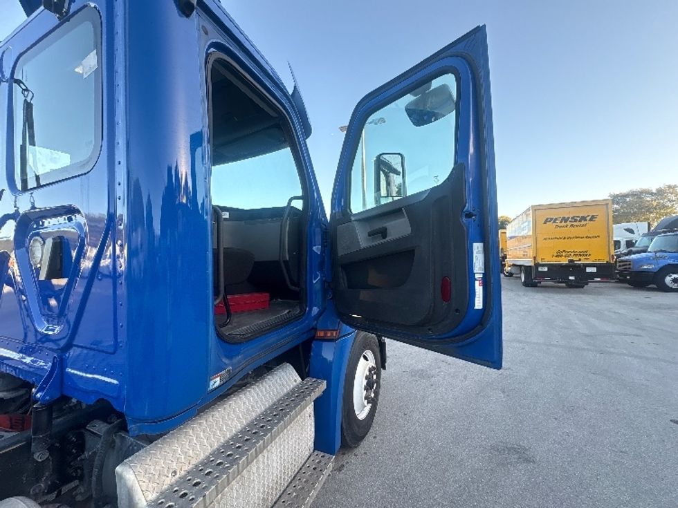 Day Cab Tractor-Heavy Duty Tractors-Freightliner-2020-T12664ST-Medley-FL-165,022\n\t\tmiles-$ 63,750 - Image 12