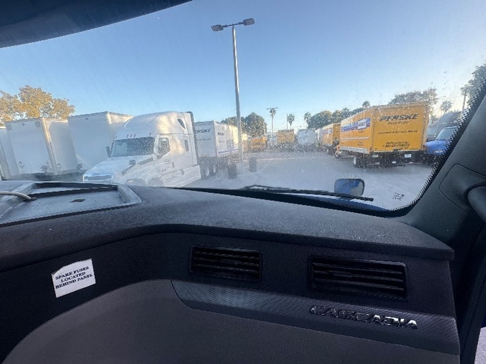 Day Cab Tractor-Heavy Duty Tractors-Freightliner-2020-T12664ST-Medley-FL-165,022\n\t\tmiles-$ 63,750 - Image 13