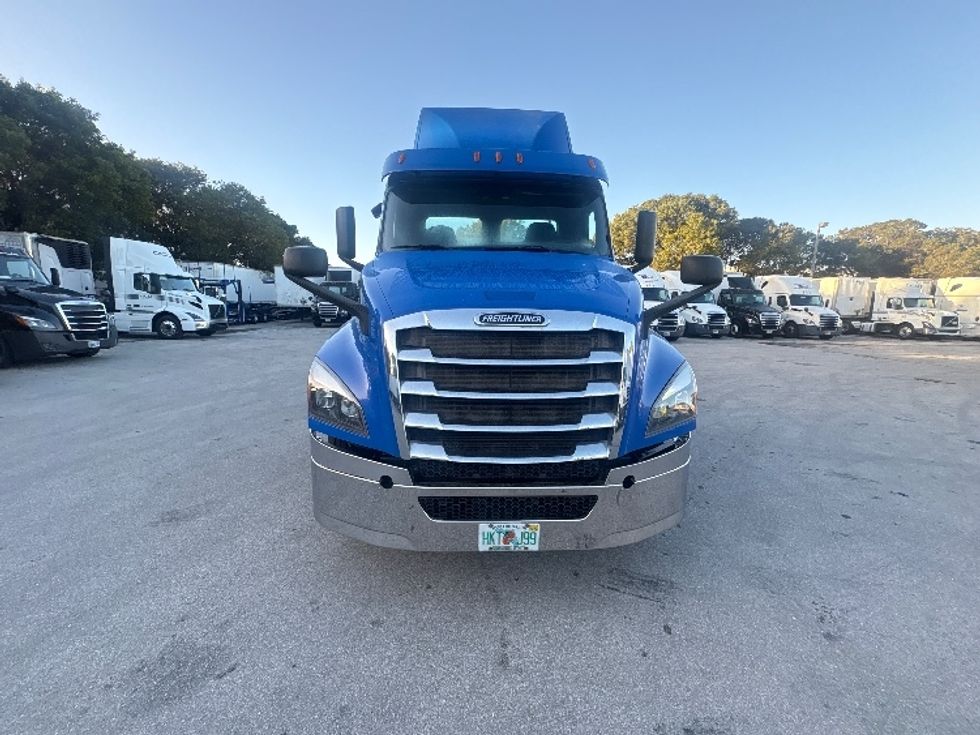 Day Cab Tractor-Heavy Duty Tractors-Freightliner-2020-T12664ST-Medley-FL-165,022\n\t\tmiles-$ 63,750 - Image 2