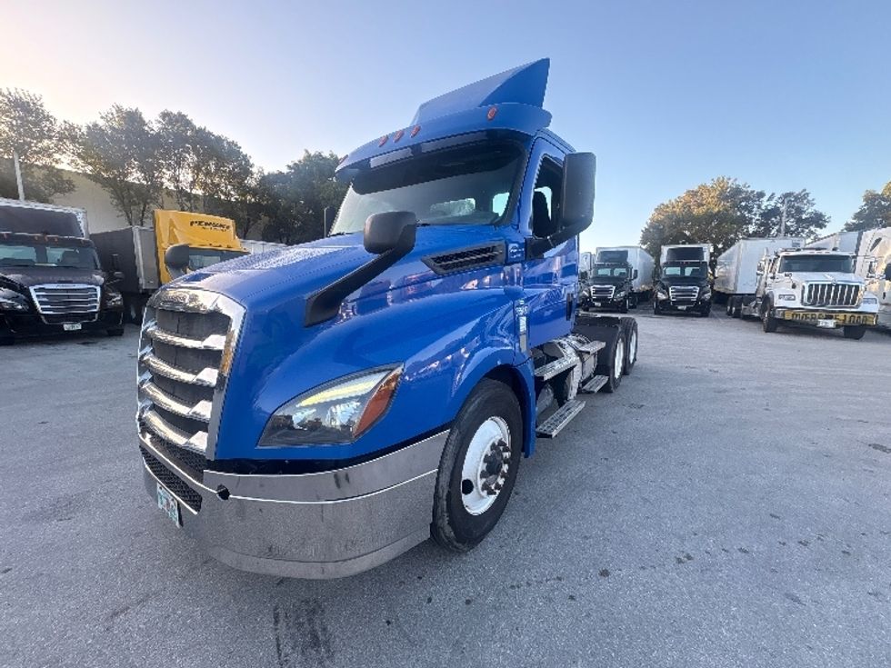 Day Cab Tractor-Heavy Duty Tractors-Freightliner-2020-T12664ST-Medley-FL-165,022\n\t\tmiles-$ 63,750 - Image 3