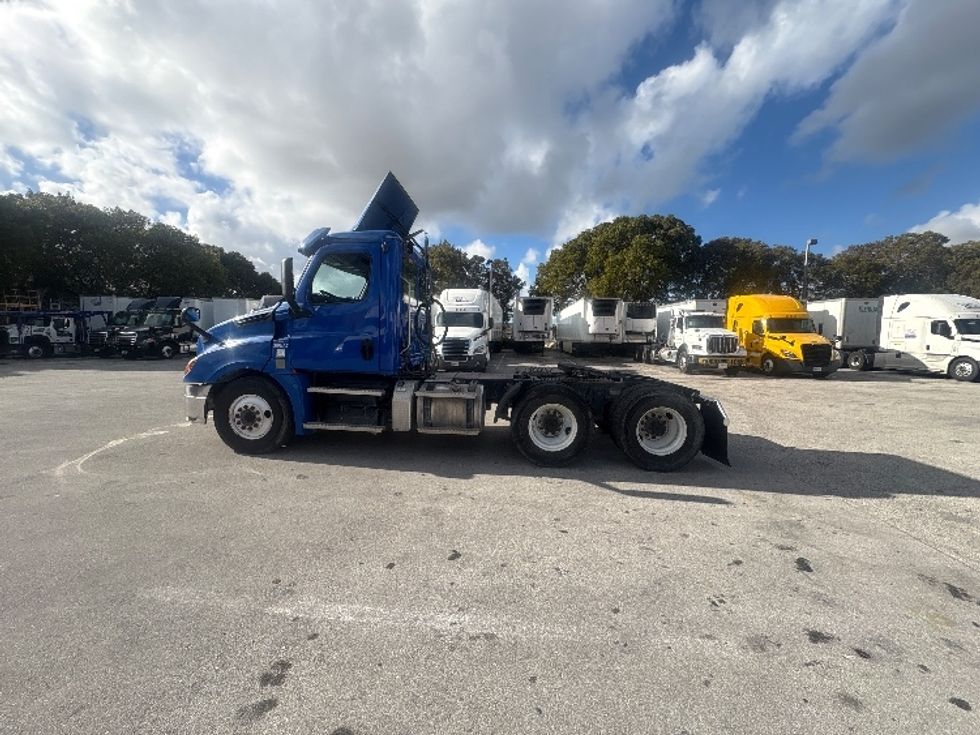 Day Cab Tractor-Heavy Duty Tractors-Freightliner-2020-T12664ST-Medley-FL-165,022\n\t\tmiles-$ 63,750 - Image 4