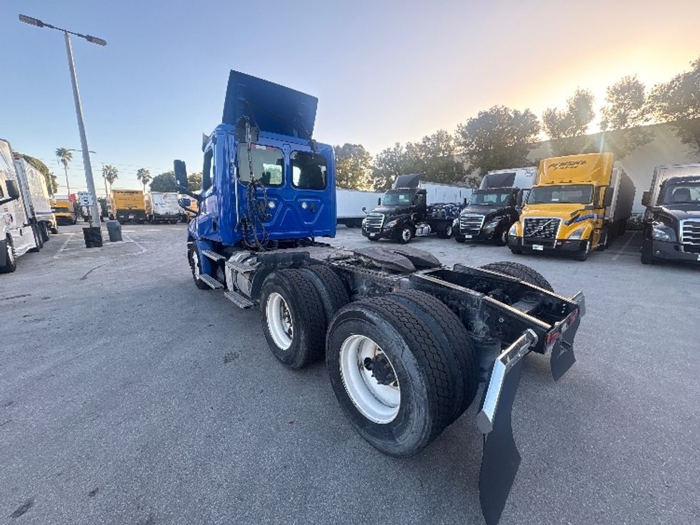 Day Cab Tractor-Heavy Duty Tractors-Freightliner-2020-T12664ST-Medley-FL-165,022\n\t\tmiles-$ 63,750 - Image 5