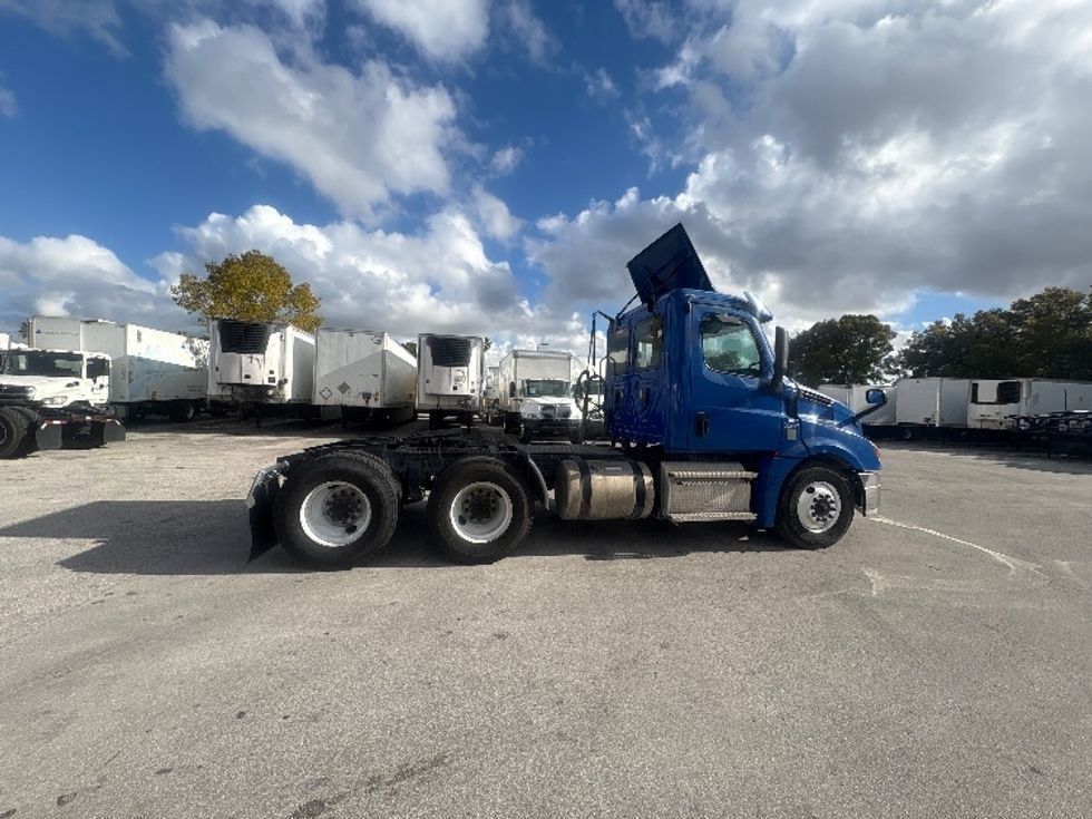Day Cab Tractor-Heavy Duty Tractors-Freightliner-2020-T12664ST-Medley-FL-165,022\n\t\tmiles-$ 63,750 - Image 8