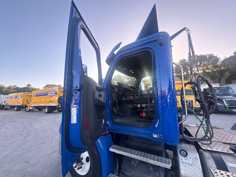 Day Cab Tractor-Heavy Duty Tractors-Freightliner-2020-T12664ST-Medley-FL-165,022\n\t\tmiles-$ 63,750 - Image 9