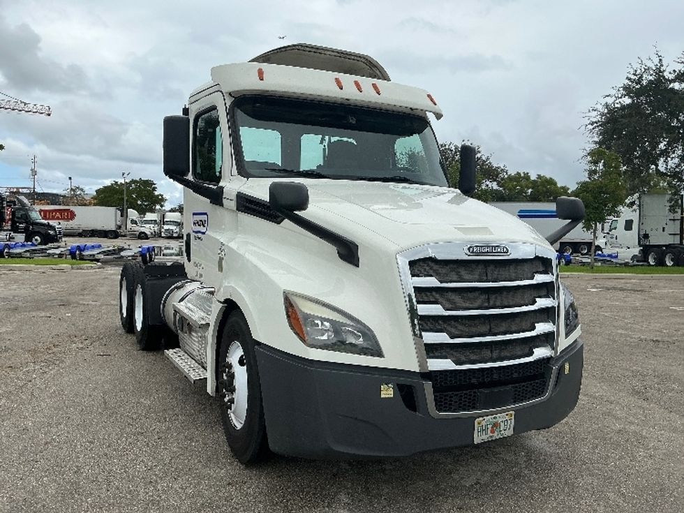 Day Cab Tractor-Heavy Duty Tractors-Freightliner-2020-T12664ST-Medley-FL-316,109\n\t\tmiles-$ 55,750 - Image 1