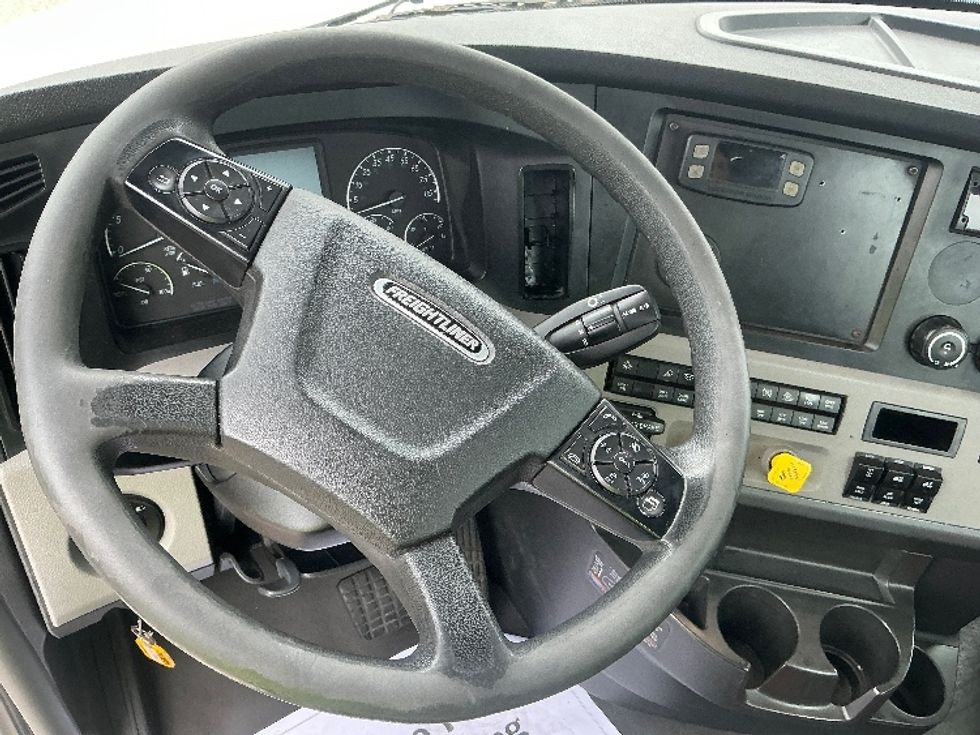 Day Cab Tractor-Heavy Duty Tractors-Freightliner-2020-T12664ST-Medley-FL-316,109\n\t\tmiles-$ 55,750 - Image 11