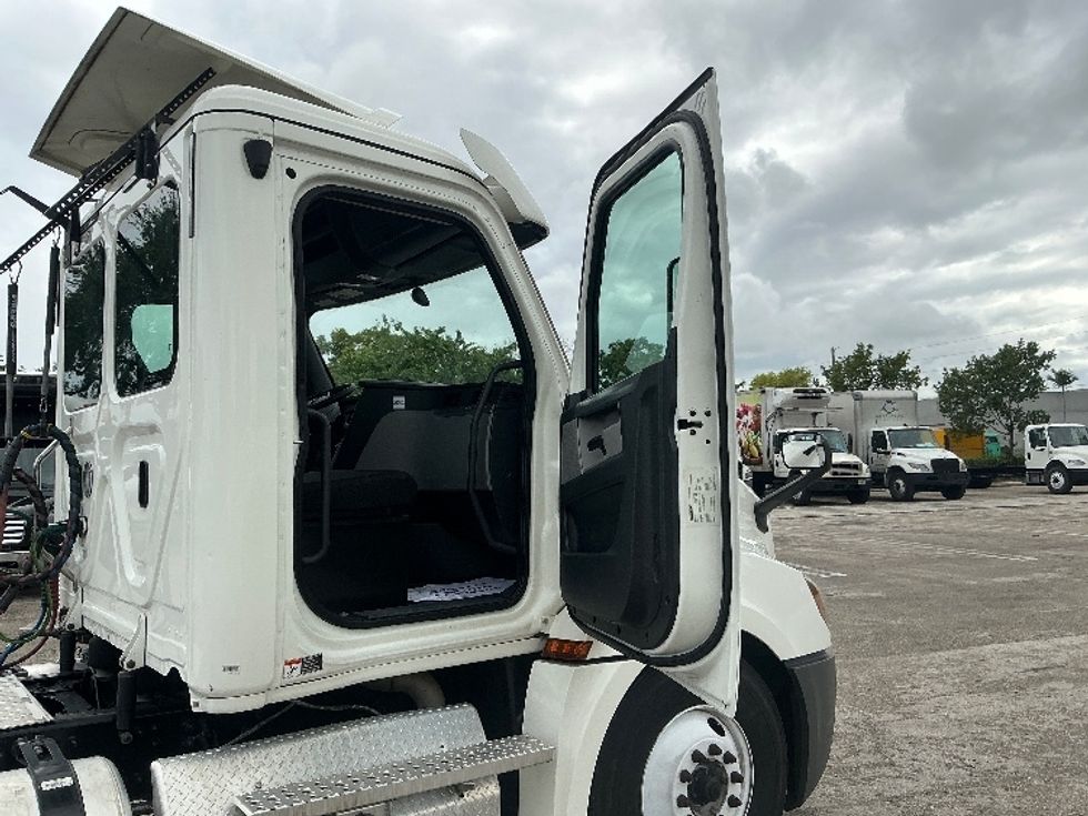 Day Cab Tractor-Heavy Duty Tractors-Freightliner-2020-T12664ST-Medley-FL-316,109\n\t\tmiles-$ 55,750 - Image 12